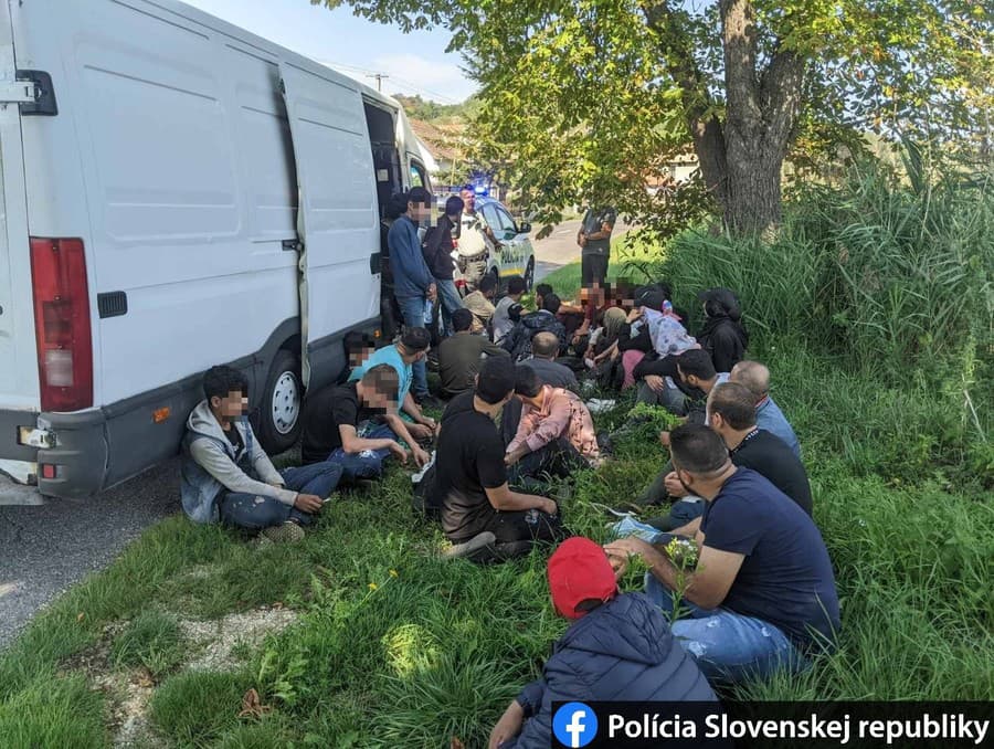 Polícia pri obci Jesenské zadržala 36 migrantov