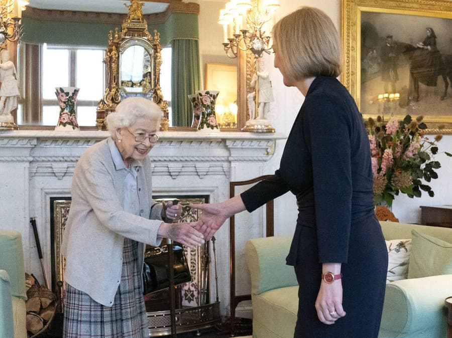 Britská kráľovná vymenovala Trussovú za novú premiérku