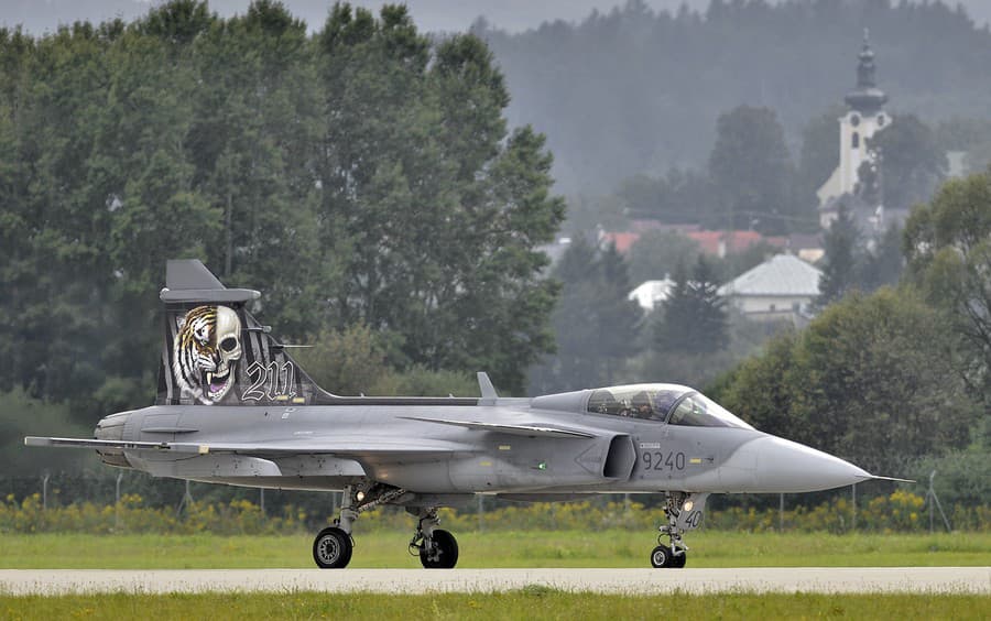 Názorná ukážka českého stíhacieho lietadla JAS-39C Gripen na letisku Sliač.