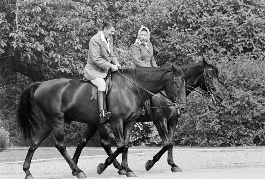 Kráľovná Alžbeta II. na koňoch s bývalým americkým prezidentom Ronaldom Reaganom