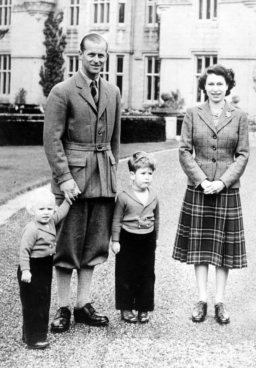 Alžbeta II. s manželom Philipom a dvoma deťmi