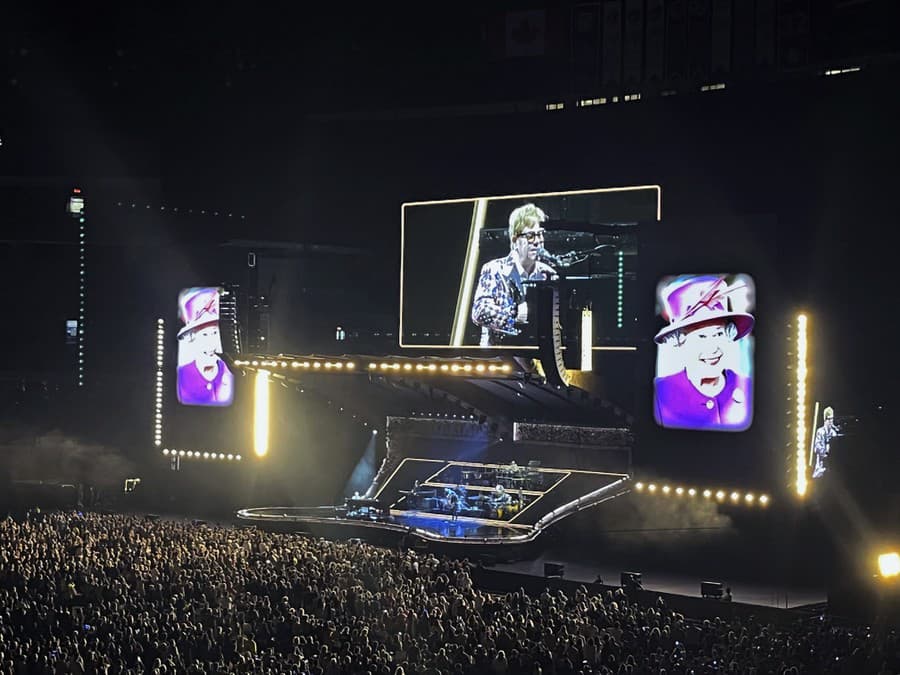 Elton John vzdal hold kráľovnej Alžbete II. na svojom koncerte v Toronte, keď vo štvrtok večer povedal, že ho inšpirovala a je smutný, že je preč.