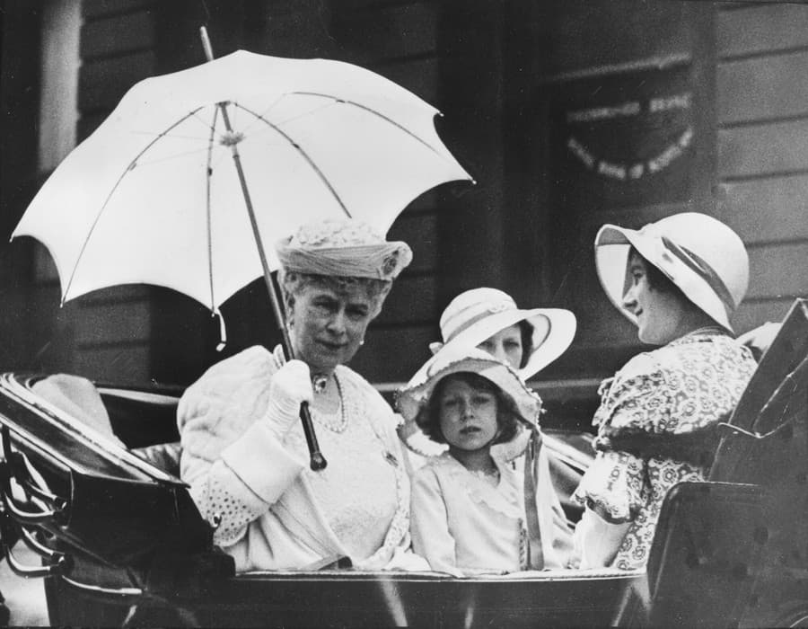 Kráľovná Mária v koči s princeznou Alžbetou a kráľovnou Alžbetou po ceremoniáli na počesť 68. narodenín kráľa Juraja V. 3. júna 1933 v Londýne.