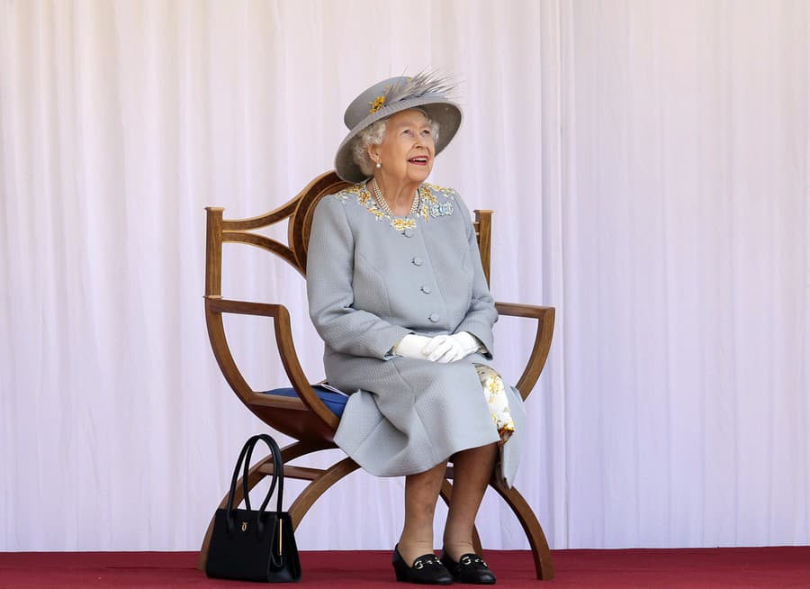 Kráľovná Alžbeta II. sleduje oslavy svojich narodenín vo Windsorskom zámku v sobotu 12. júna 2021.