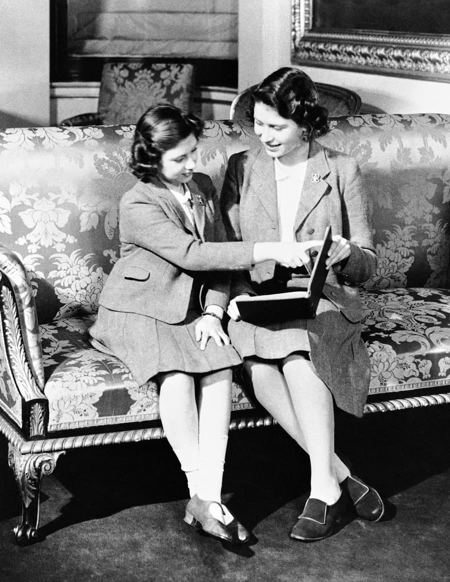 Margaret Rose a Alžbeta si spolu čítajú 14. apríla 1942v Buckinghamskom paláci.