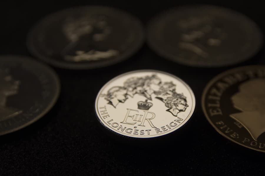 Pamätná minca s portrétmi kráľovnej Alžbety II., ktorú vydali v roku 2015.