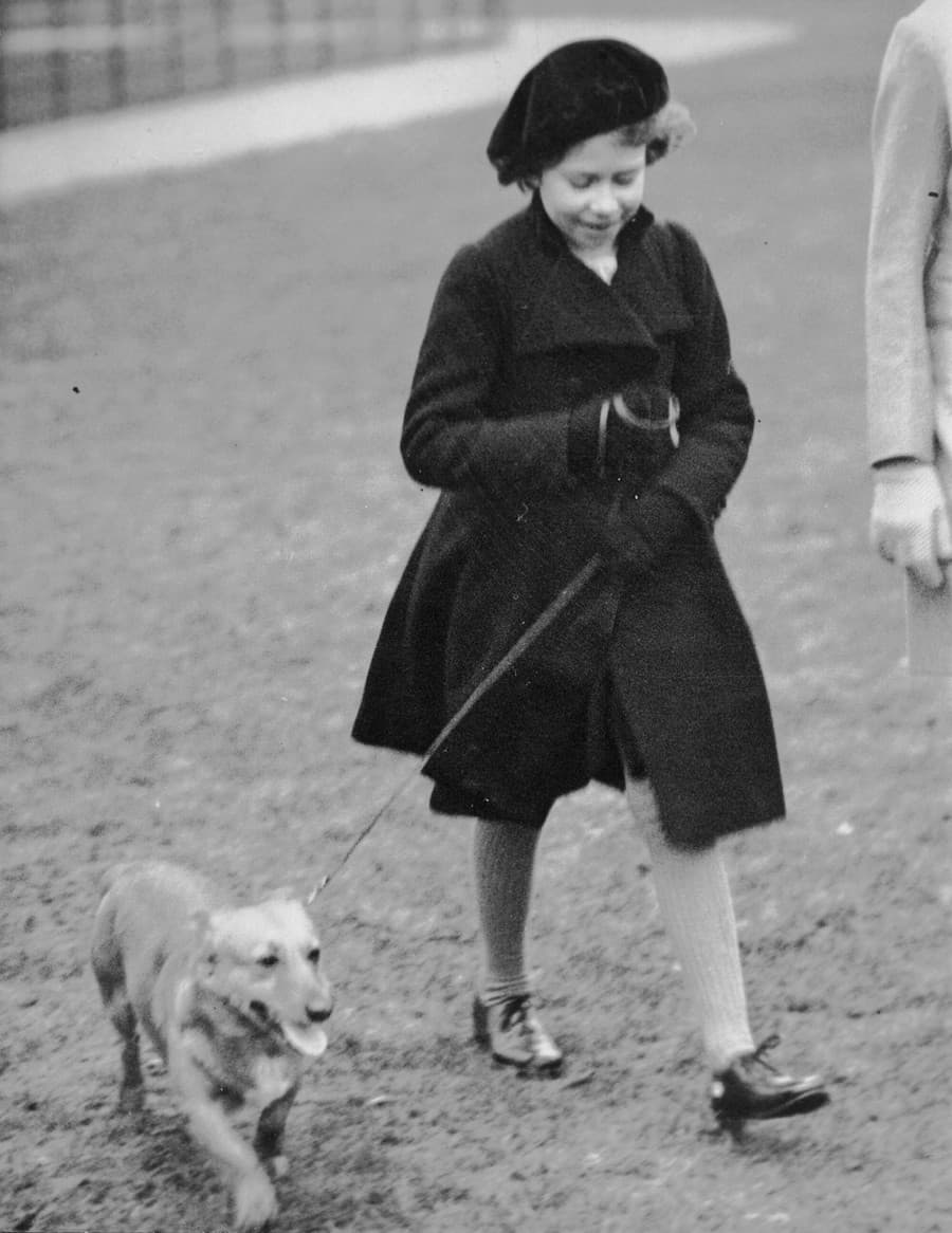 Princezná Alžbeta venčí svojho psíka v londýnskom Hide Parku 26. februára 1936.