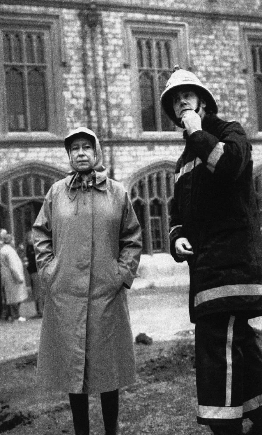 Alžbeta II. na prehliadka požiarom zničeného Windsorského zámku 21. novembra 1992