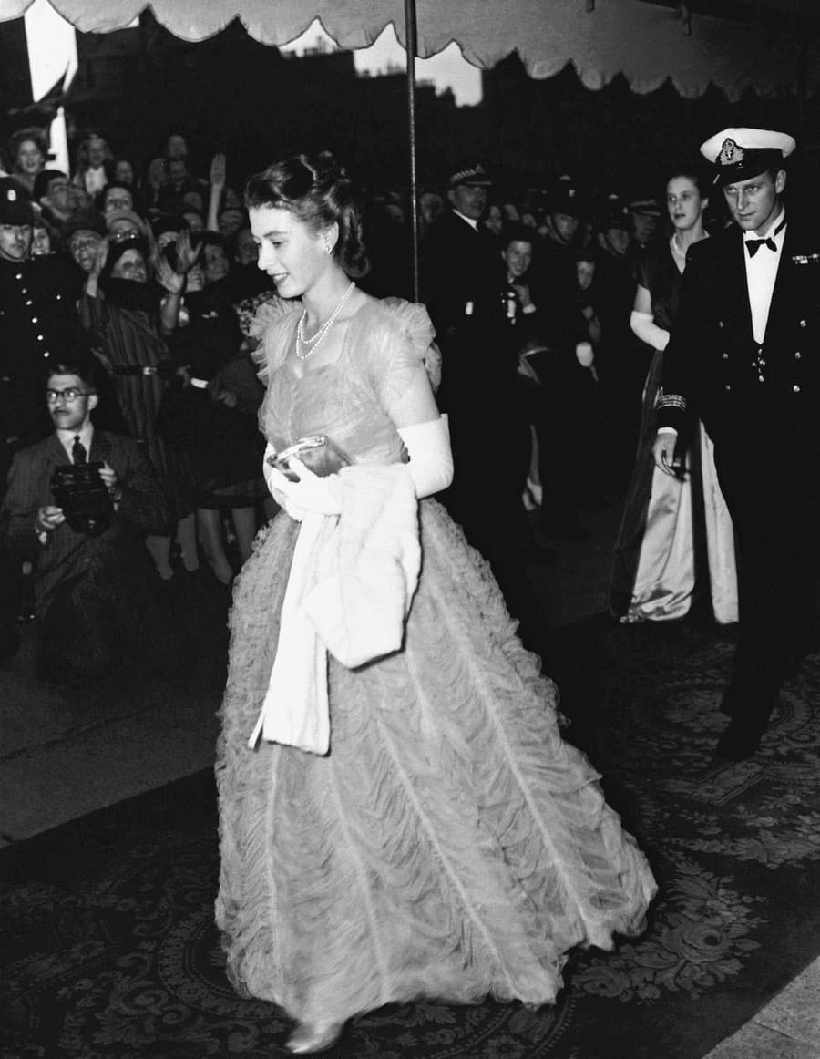 Princezná Alžbeta a jej snúbenec Philip Mountbatten prichádzajú na slávnostnú večeru v Edinburghu 15. júla 1947.