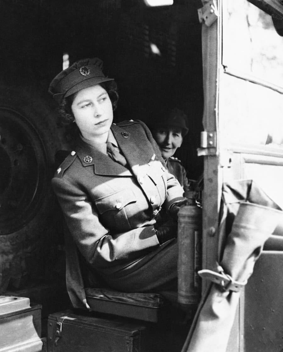 Princezná Alžbeta za volantom sanitky v apríli 1945