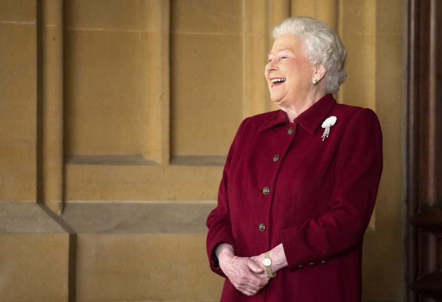 Alžbeta II. sa smeje na snímke z 11. apríla 2014