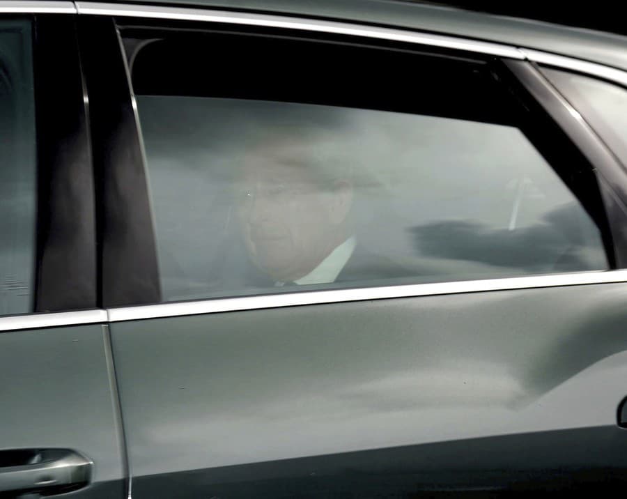 Britský kráľ Karol III. sediaci vzadu v aute opúšťa Birkhall po štvrtkovej smrti kráľovnej Alžbety II. v Balmorale, Škótsko.