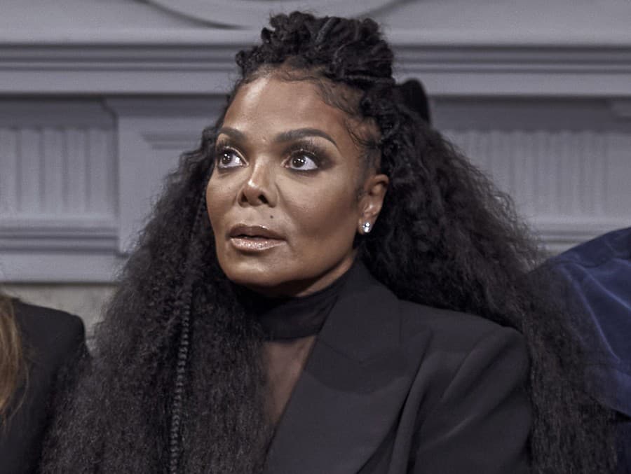 56-ročná Janet Jackson zavítala na módnu šou: Všetkým bez ostychu ukázala podprsenku! - galéria | Topky.sk
