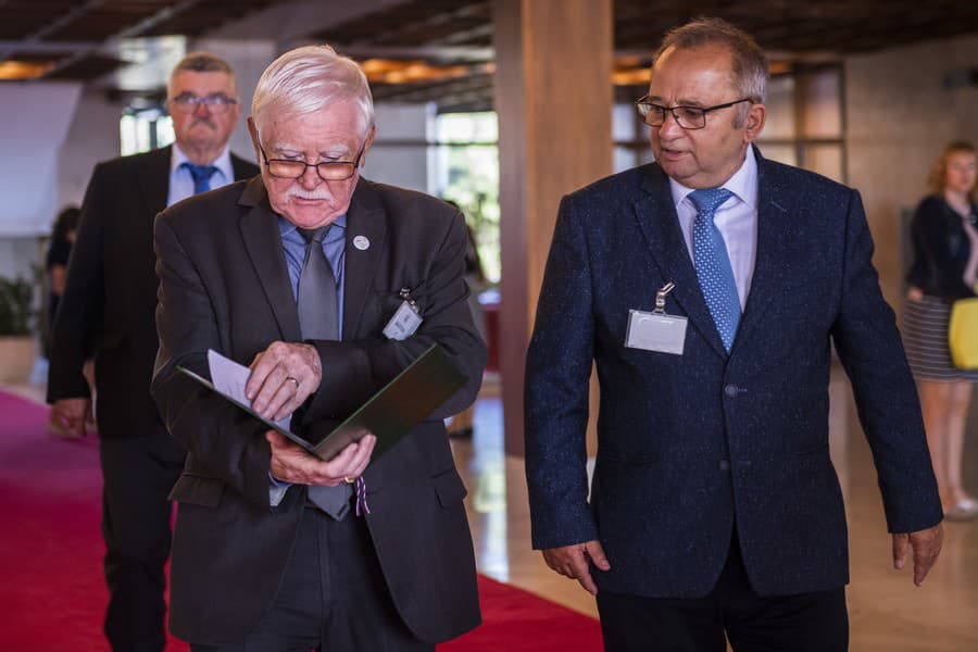 Odovzdanie podpisov k petícii Jednoty dôchodcov na Slovensku predsedovi parlamentu Borisovi Kollárovi