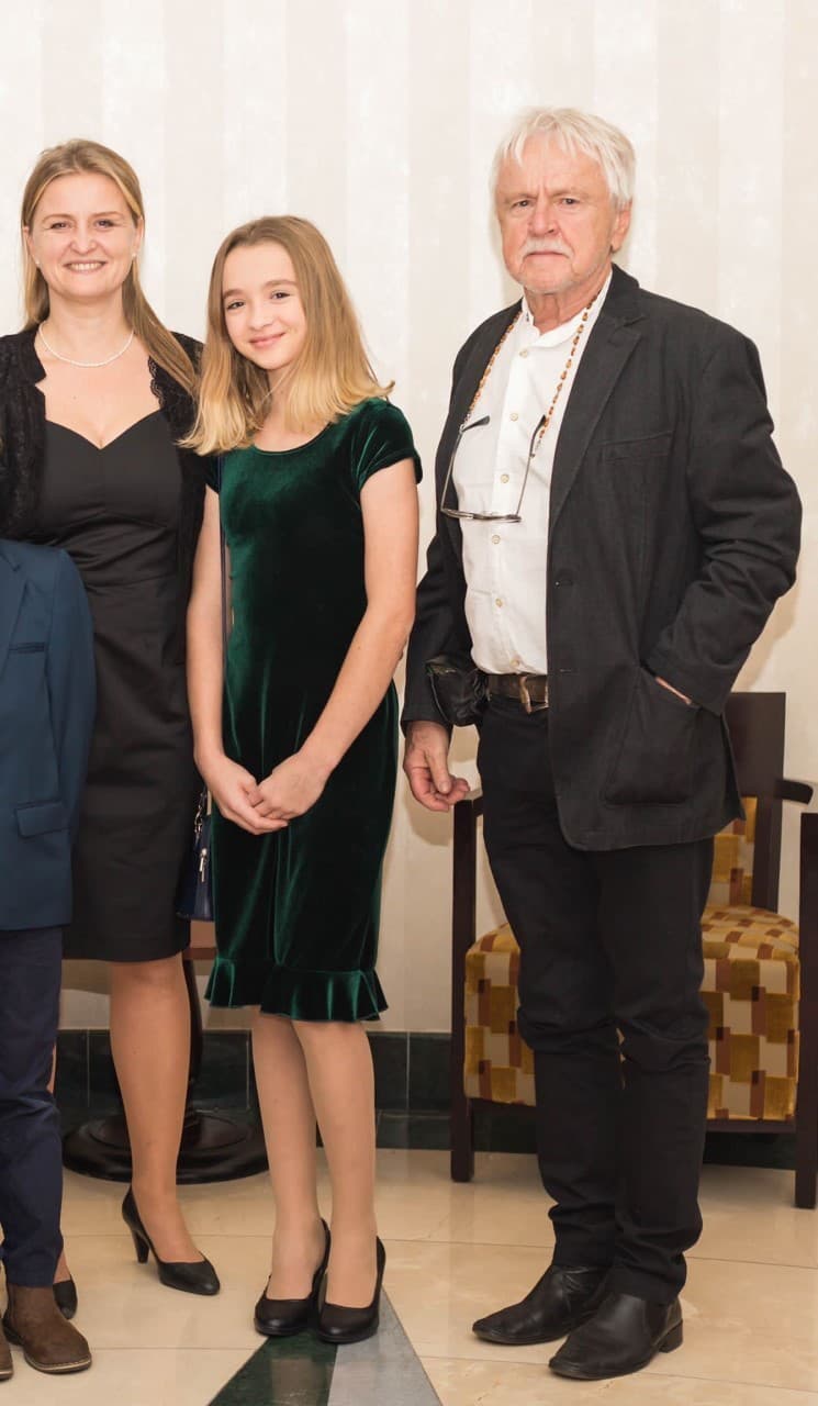 Anna Lea Pokorná so svojou mamou Elou Lehotskou a dedkom Jankom Lehotským