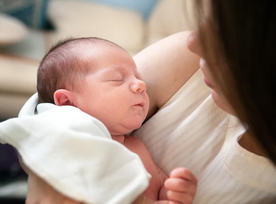 K pôrodu placenty prichádza po pôrode bábätka, počas 3. doby pôrodnej