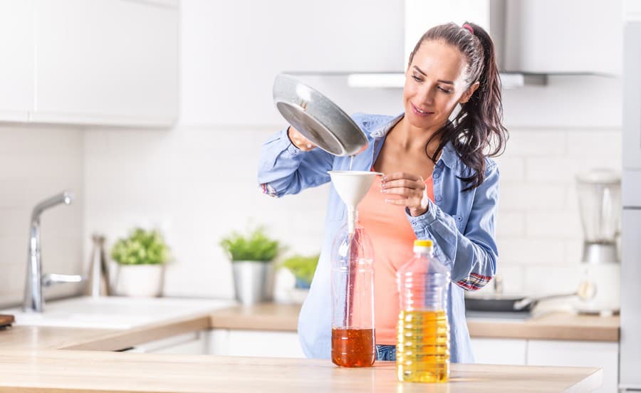 Použitý kuchynský olej alebo tuk z domácnosti treba odovzdať v uzavretej nepoškodenej priehľadnej nádobe alebo fľaši v objeme minimálne 1,5 litra