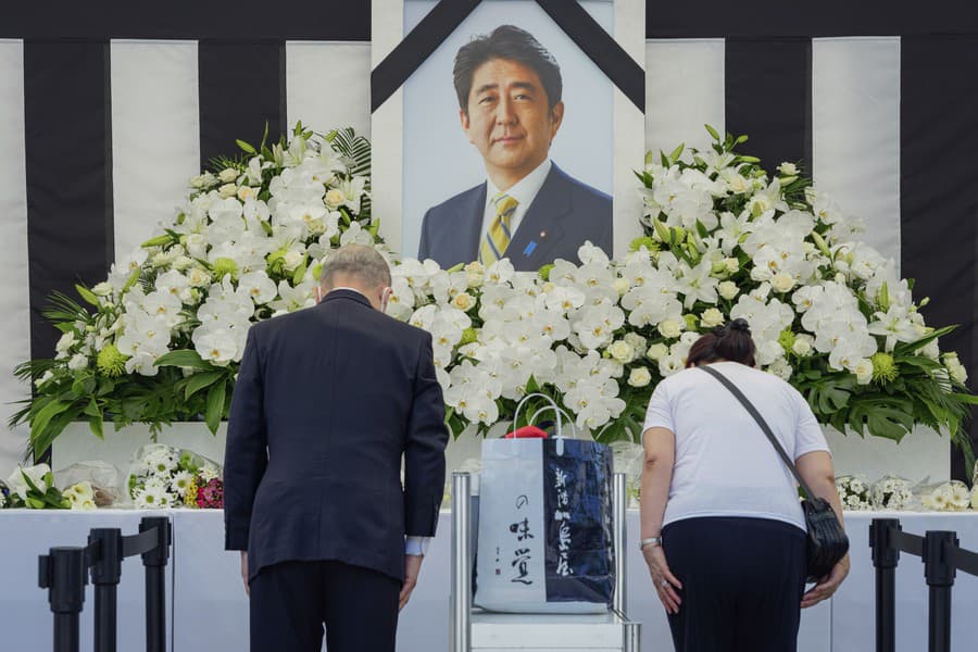 Posledná rozlúčka so zavraždeným japonským expremiérom Šinzóom Abem