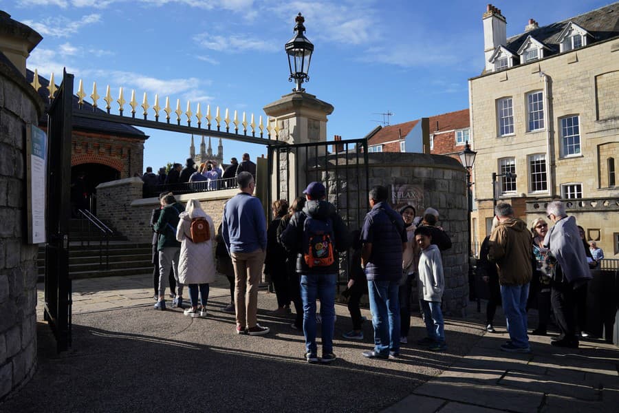 Stovky ľudí si do Windsoru prišli uctiť pamiatku Alžbety II.