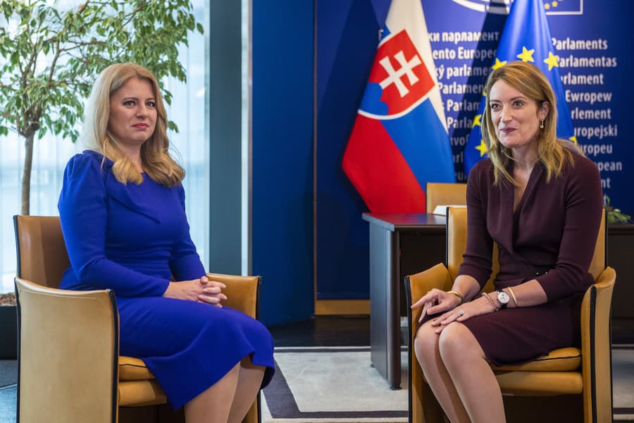 Na snímke zľava prezidentka SR Zuzana Čaputová a predsedníčka Európskeho parlamentu (EP) Roberta Metsolová