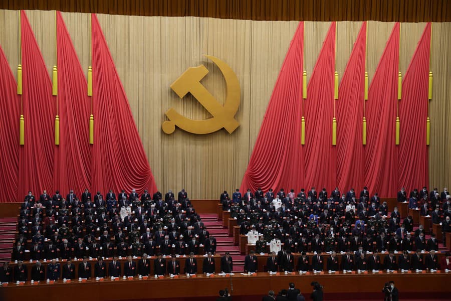 Na snímke účastníci otváracej ceremónie 20. zjazdu Čínskej komunistickej strany