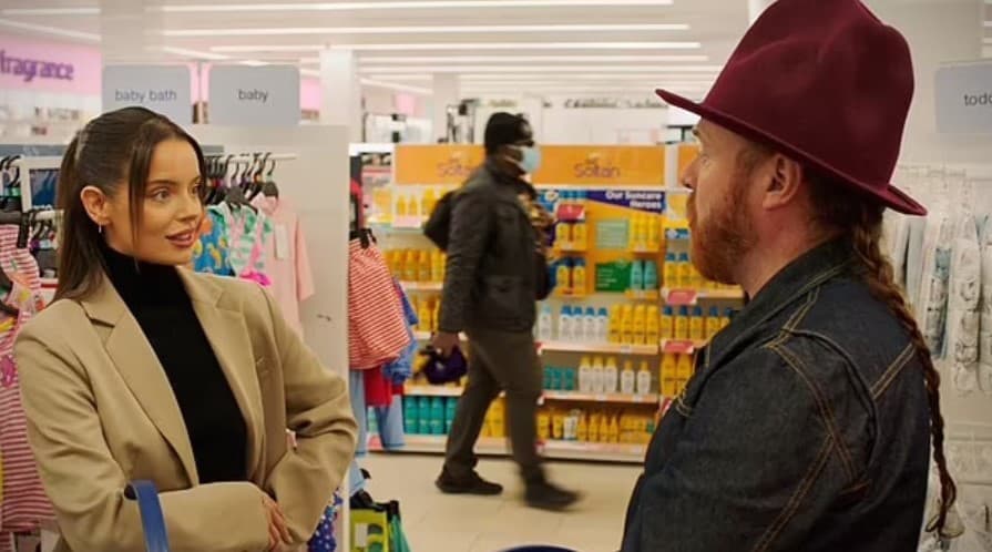 Maura Higgins v šou Shopping with Keith Lemon.