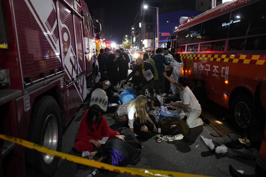 Záchranári ošetrujú na ulici ľudí po tlačenici