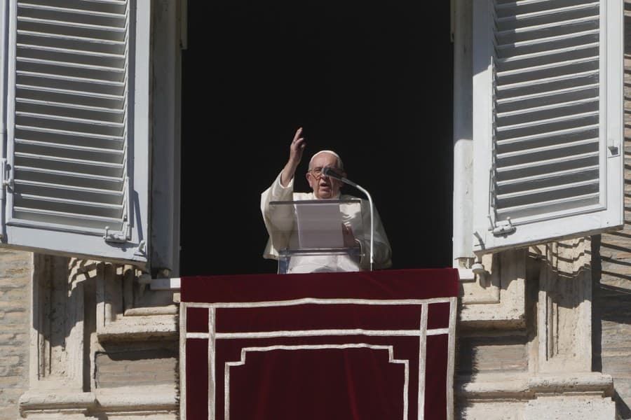 Pápež počas nedeľnej omše.