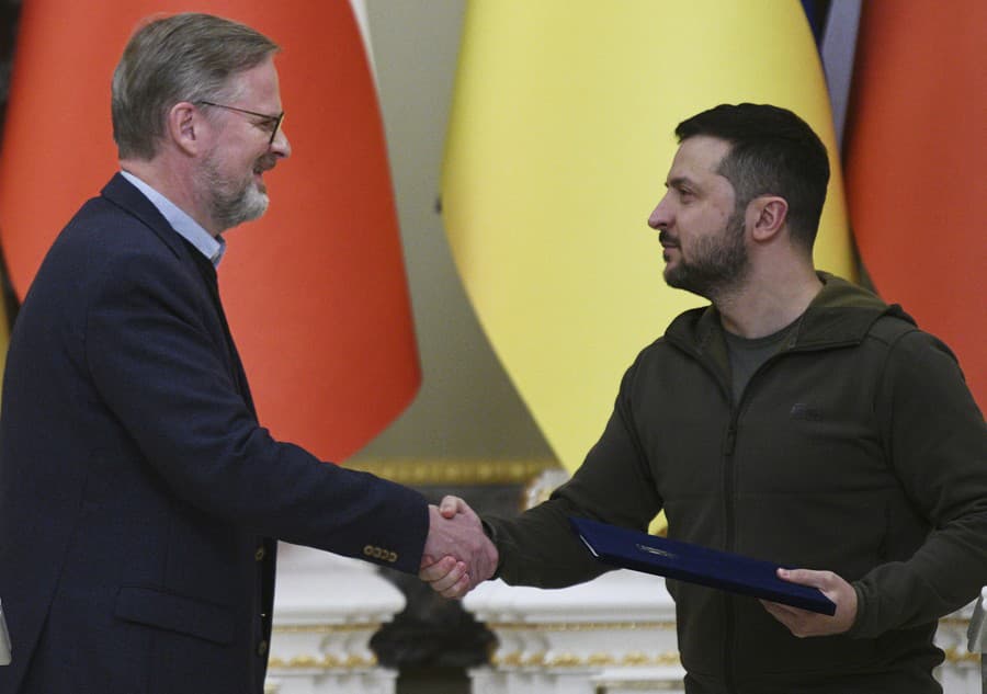 Český premiér Petr Fiala a ukrajinský prezident Volodymyr Zelenskyj počas stretnutia v Kyjeve