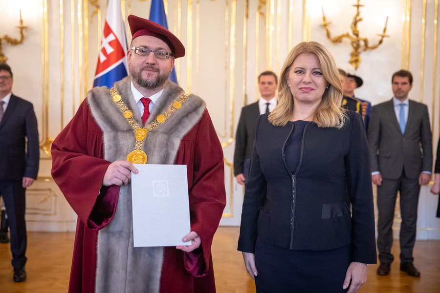 Zľava: Novovymenovaný rektor Univerzity Komenského v Bratislave Marek Števček a prezidentka SR Zuzana Čaputová 