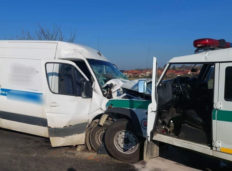  Pri Holíči sa zrazilo policajné auto s dodávkou