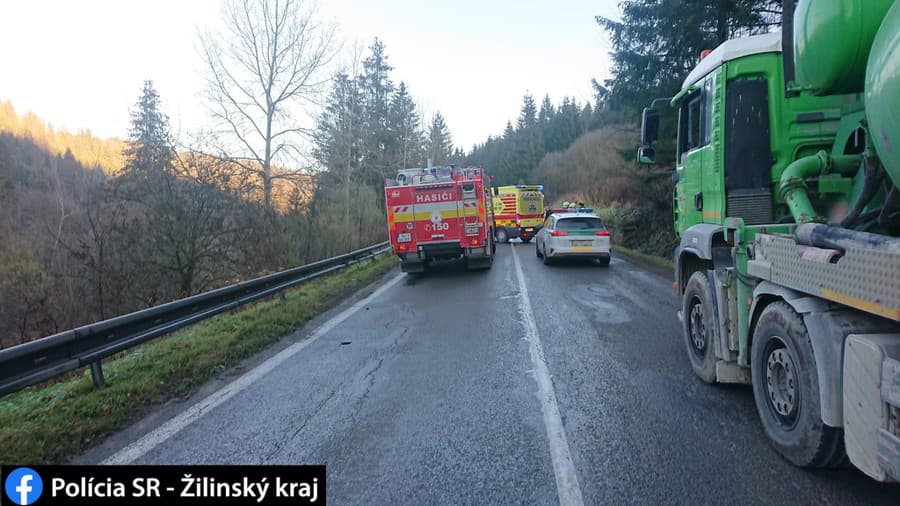 Po zrážke vozidiel v katastri Krušetnice je uzatvorená cesta II/520