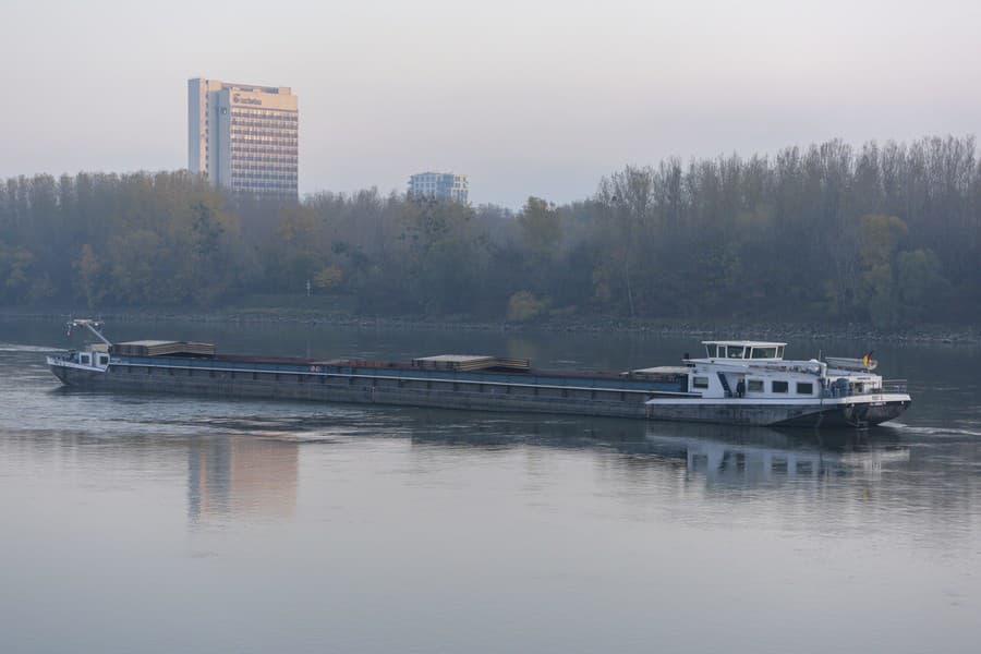 Na snímke uviaznutá loď na Dunaji