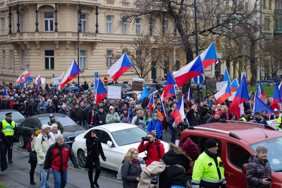 Protest pred budovou Českej televízie v Prahe