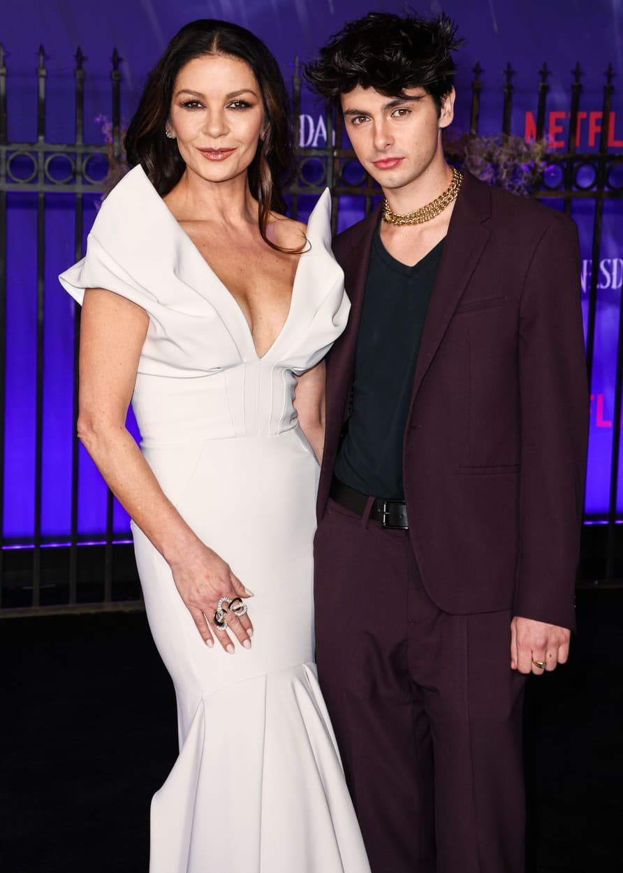 Catherine Zeta-Jones so synom Dylanom.