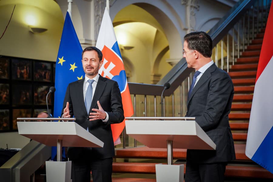 Slovenský premiér Eduard Heger (vľavo) a holandský premiér Mark Rutte diskutujú počas stretnutia v Haagu