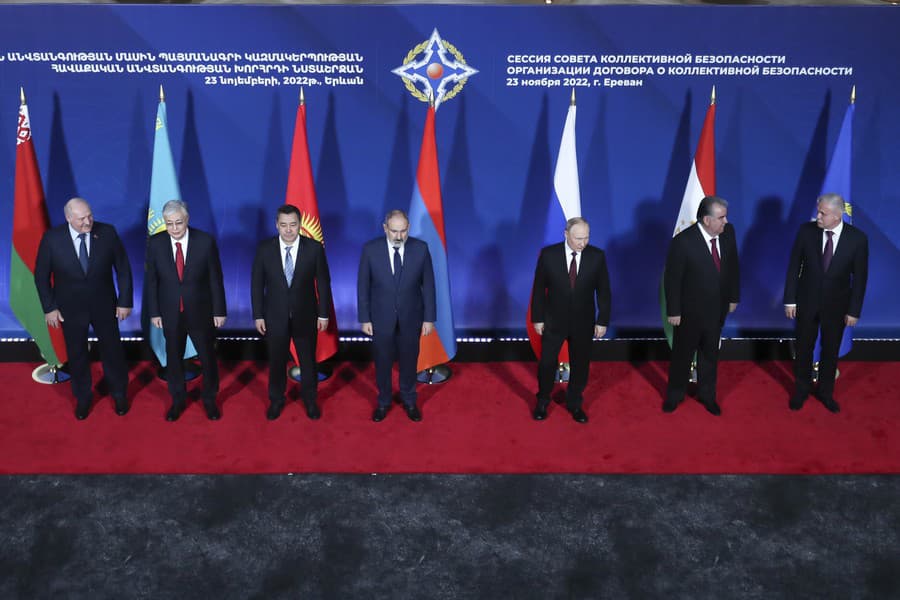 Hlava Kirgizska (druhý zľava) spoločne s Putinom na zasadnutí lídrov krajín Organizácie Zmluvy o kolektívnej bezpečnosti