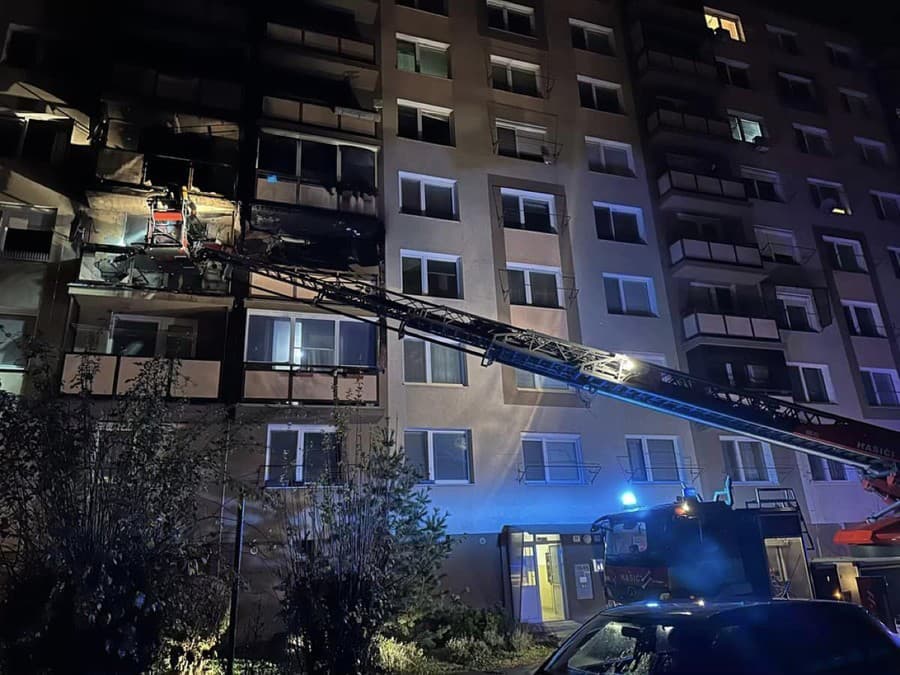 Požiar vypukol v byte na druhom poschodí krátko pred polnocou