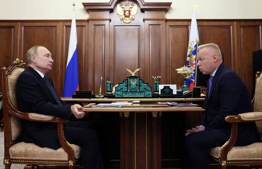 Ruský prezident Vladimir Putin rokuje s Dmitrijom Mazepinom.
