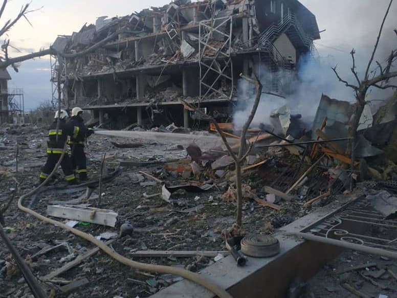 Hasiči odstraňujú následky raketových útokov v Odese