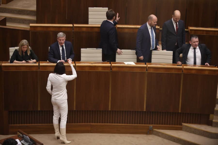 MIMORIADNY ONLINE Je Po V etkom Vl da Eduarda Hegera Padla Gal ria 