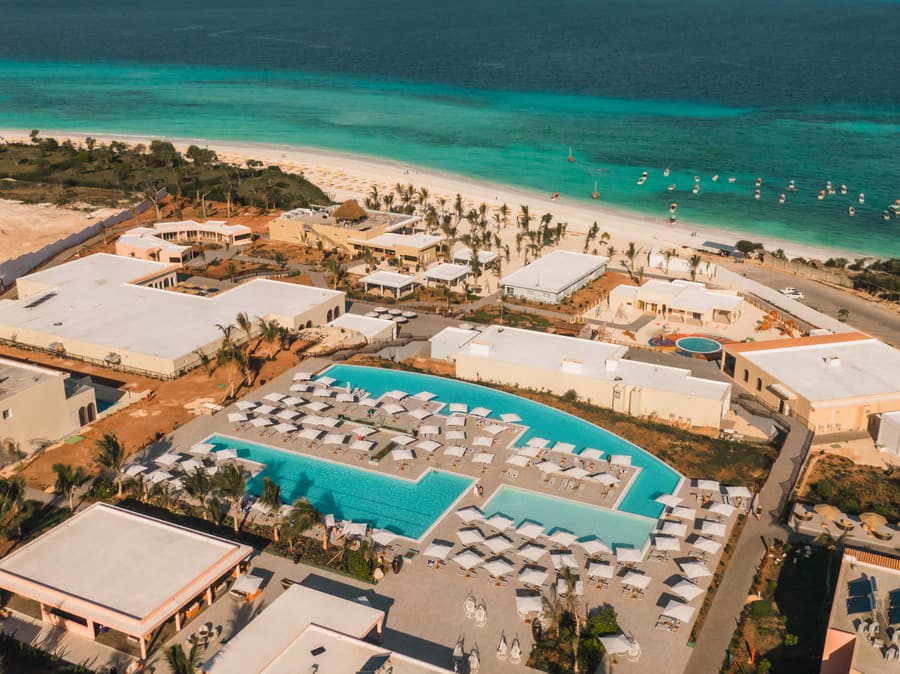 Hotel Emerald Zanzibar Resort & Spa s bazénmi a dokonalou plážou