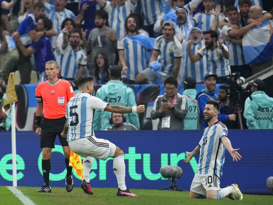 Lionel Messi (vpravo) oslavuje gól v predĺžení