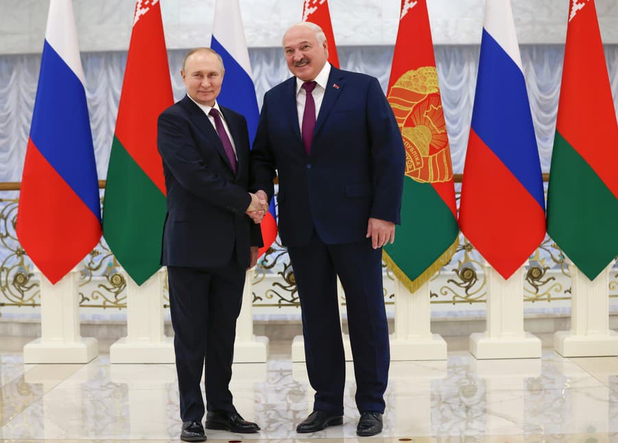 Ruský prezident Vladimir Putin (vľavo) a bieloruský prezident Alexander Lukašenko pózujú pred ich rozhovormi v Minsku 19. decembra 2022.