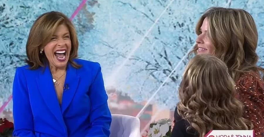 Hoda sa pri konverzácii s dcérkou svojej kolegyne výborne bavila. 