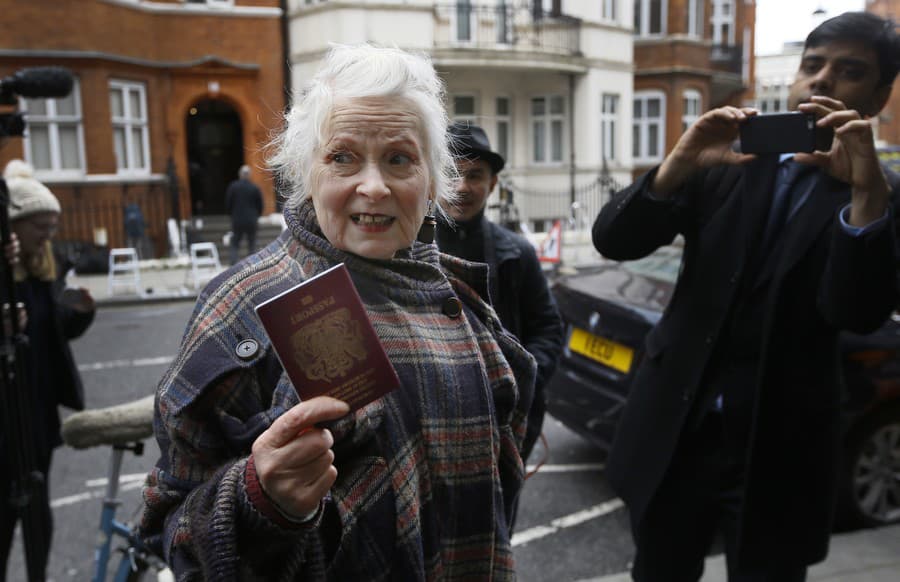 Britská módna návrhárka Vivienne Westwood ukazuje jej pas do médií pred Ekvádorskou ambasádou v Londýne