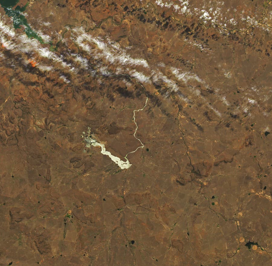 Rieka vysušeného toxického bahna, ktorá sa trbliece v blízkosti diamantovej bane v Jagersfonteine ​​v Južnej Afrike po zrútení priehrady.