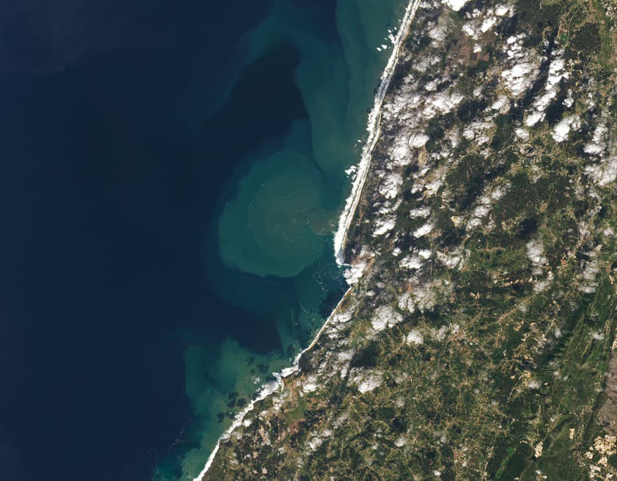 Satelitná snímka masívnych 7-poschodových vĺn narážajúcich na portugalské pobrežie.