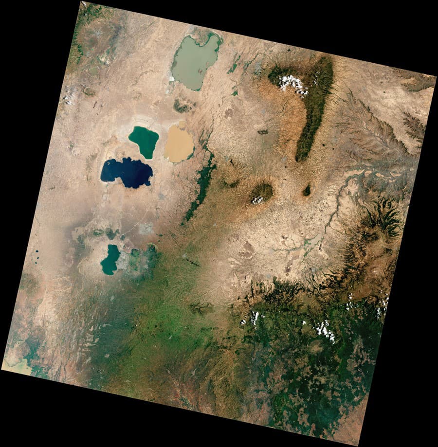 Satelitná snímka troch viacfarebných jazier v Etiópii.