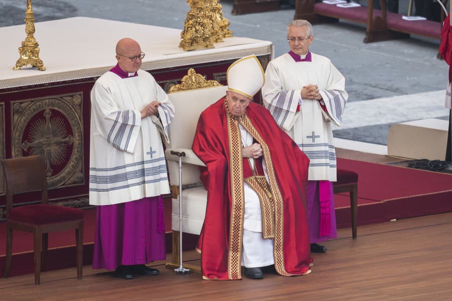 Pápež František predsedá zádušnej omši